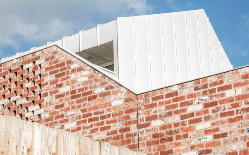Standing Seam cladding in COLORBOND® Surfmist® at Gable House, Melbourne