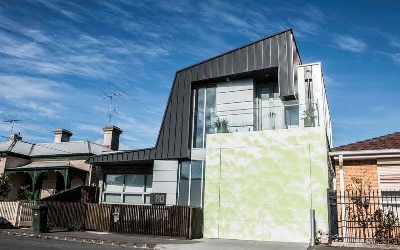 Snaplock and Interlocking cladding in COLORBOND® Monument® and COLORBOND® Citi Metallic at Lincoln Street House, Melbourne